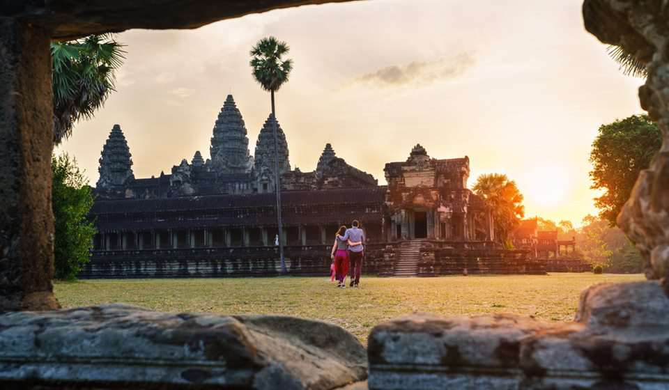 couple travel in angkor wat